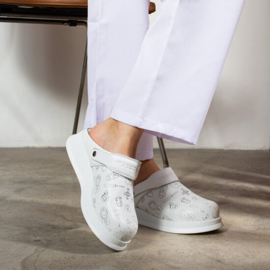 Zuecos sanitarios antideslizantes de piel con tira trasera | TUASOLEA