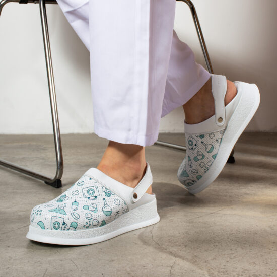 Zuecos sanitarios antideslizantes de piel con tira trasera | TUASOLEA