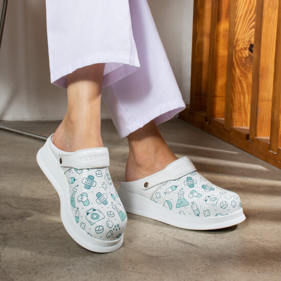 Zuecos sanitarios antideslizantes de piel con tira trasera | TUASOLEA