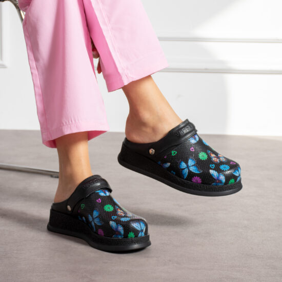 Alternative view of Zuecos de piel estampados antideslizantes con tira trasera