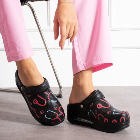 Alternative view of Zuecos sanitarios negros de piel con plataforma y con tira trasera