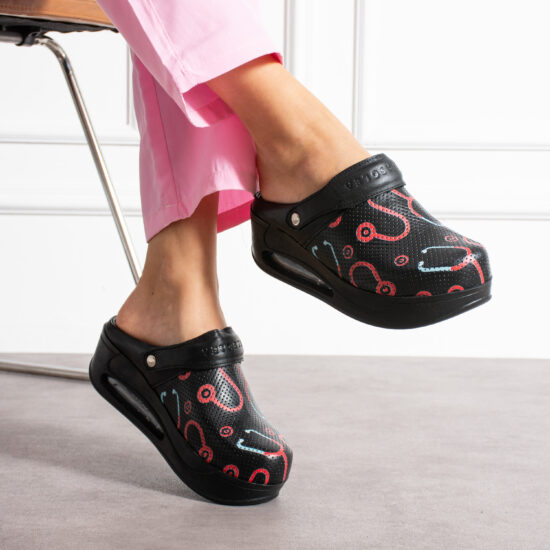 Zuecos sanitarios negros de piel con plataforma y con tira trasera | TUASOLEA