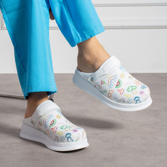 Alternative view of Zuecos cómodos de piel con tira trasera para maestras