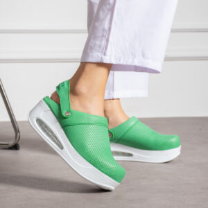 Zuecos de trabajo verdes de piel con plataforma y  tira trasera Zuecos con plataforma mujer Monocromáticos