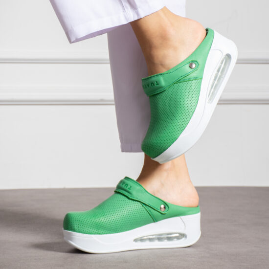 Zuecos de trabajo verdes de piel con plataforma y tira trasera | TUASOLEA