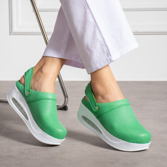 Zuecos de trabajo verdes de piel con plataforma y tira trasera | TUASOLEA