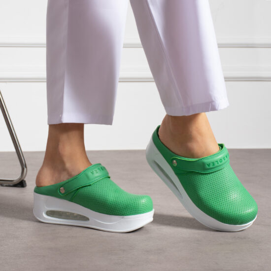 Zuecos de trabajo verdes de piel con plataforma y tira trasera | TUASOLEA