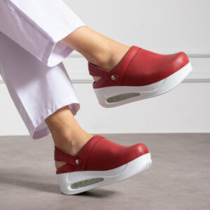 Zuecos de trabajo rojos de piel con plataforma y  tira trasera Zuecos con plataforma mujer Monocromáticos