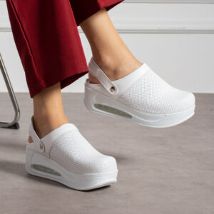 Zuecos sanitarios blancos de piel con plataforma y tira trasera Sin categoría Monocromáticos