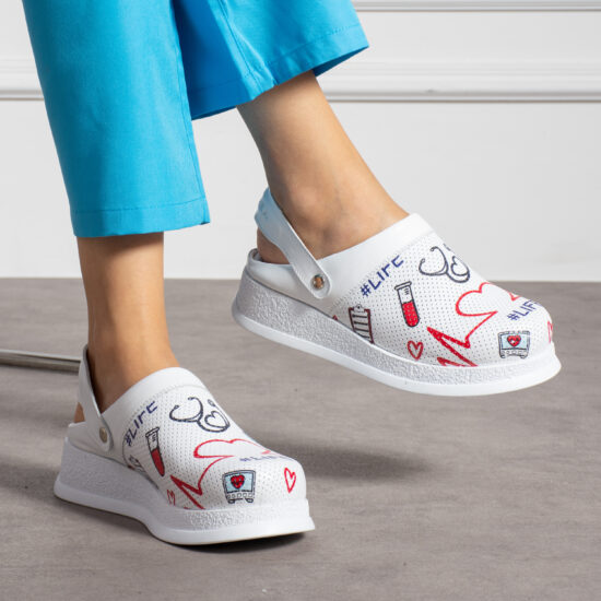 Alternative view of Zuecos sanitarios antideslizantes de piel con tira trasera