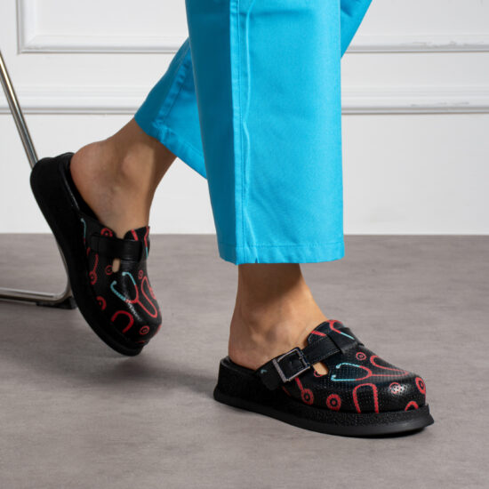 Zuecos sanitarios de piel cómodos y antideslizantes | TUASOLEA