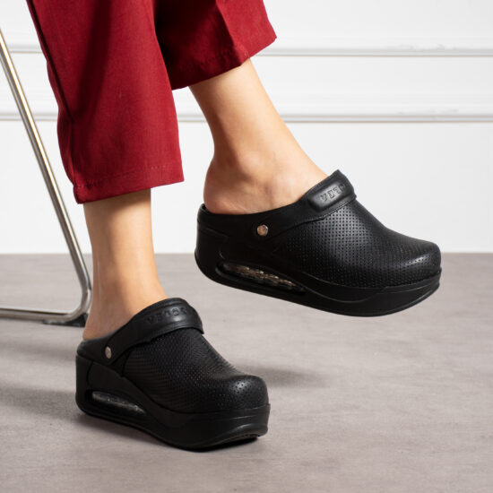 Zuecos sanitarios negros de piel con plataforma y con tira trasera | TUASOLEA