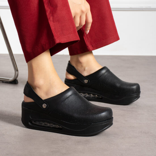 Zuecos sanitarios negros de piel con plataforma y con tira trasera | TUASOLEA