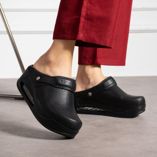 Zuecos sanitarios negros de piel con plataforma y con tira trasera | TUASOLEA