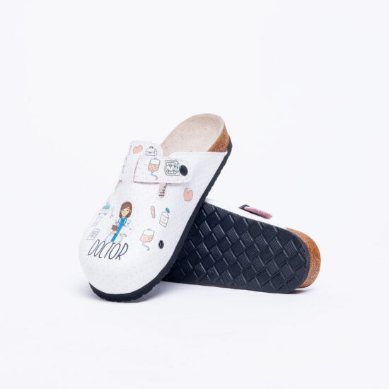 Zuecos sanitarios planos blancos para médicos | TUASOLEA