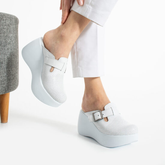 Alternative view of Zuecos sanitarios blancos de piel con plataforma alta