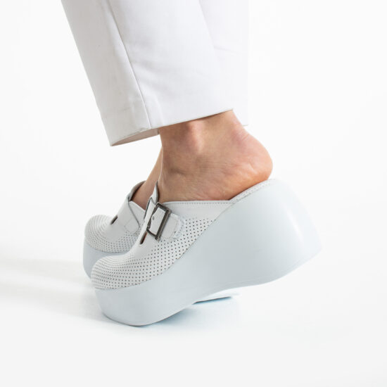 Zuecos sanitarios blancos de piel con plataforma alta | TUASOLEA