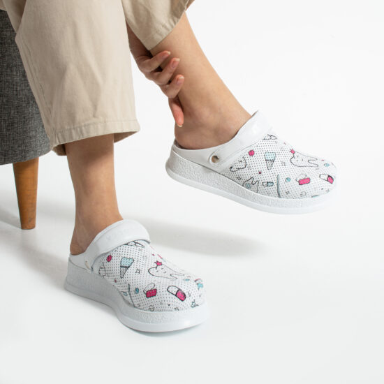 Alternative view of Zuecos sanitarios antideslizantes de piel con tira trasera