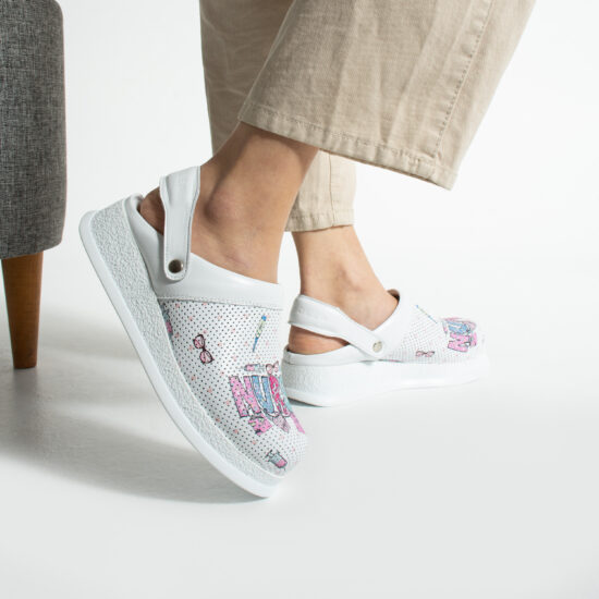 Alternative view of Zuecos sanitarios antideslizantes de piel con tira trasera