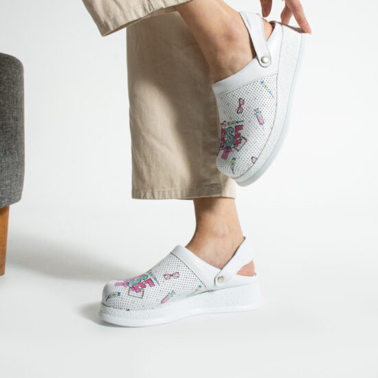 Zuecos sanitarios antideslizantes de piel con tira trasera | TUASOLEA