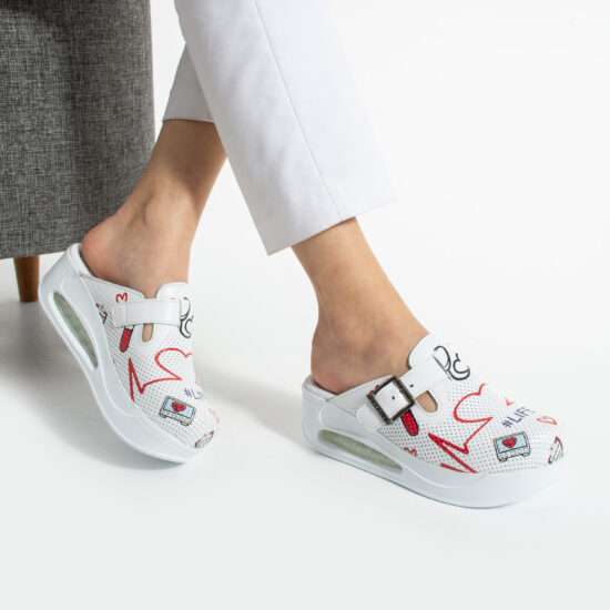 Zuecos sanitarios de piel blanca con plataforma y hebilla ajustable | TUASOLEA