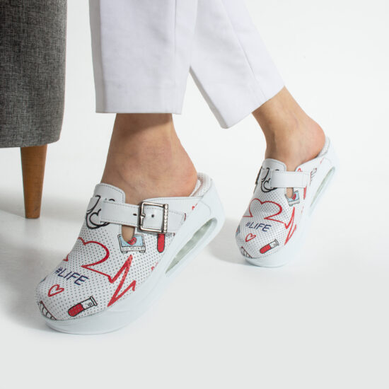 Zuecos sanitarios de piel blanca con plataforma y hebilla ajustable | TUASOLEA