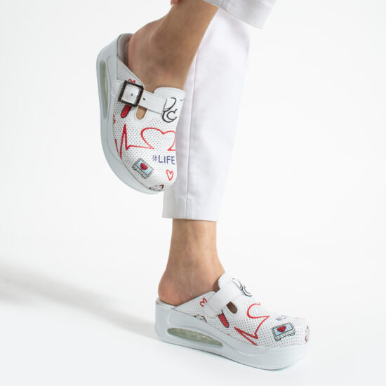 Zuecos sanitarios de piel blanca con plataforma y hebilla ajustable | TUASOLEA