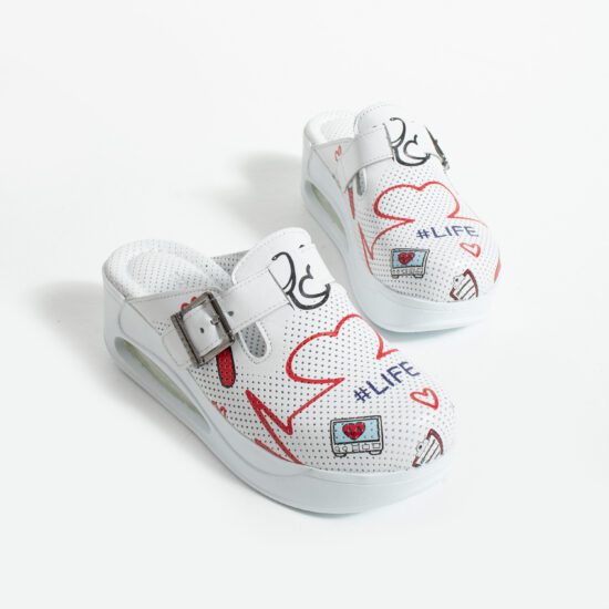 Zuecos sanitarios de piel blanca con plataforma y hebilla ajustable | TUASOLEA