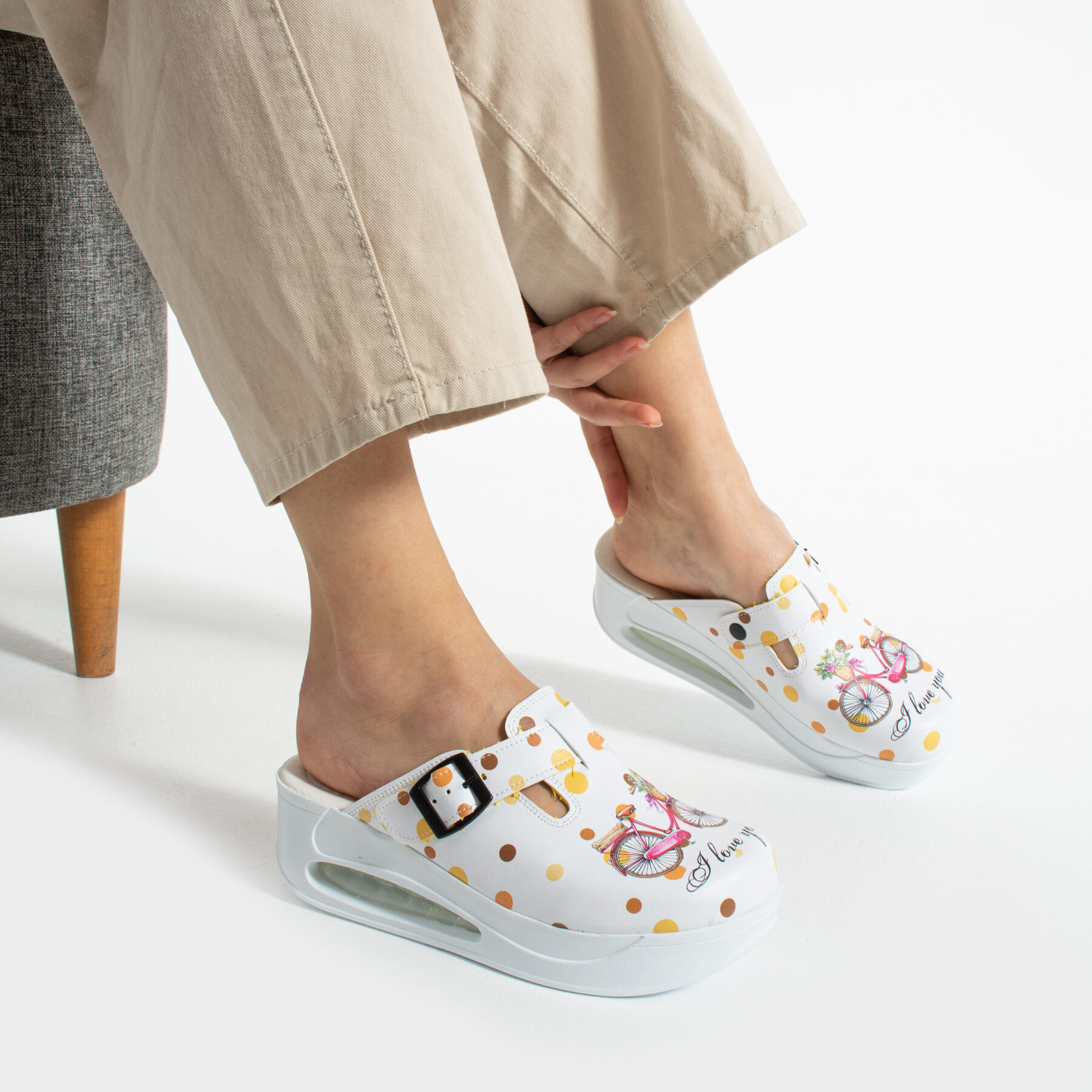 Zuecos anatómicos con plataforma y diseño colorido para mujer