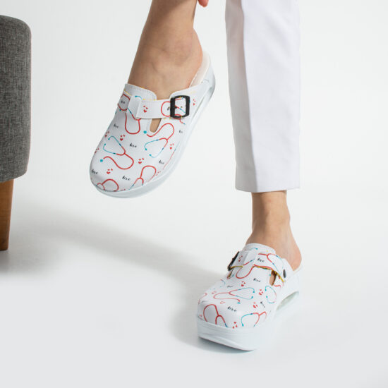 Zuecos sanitarios de mujer con plataforma para enfermeras | TUASOLEA