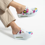 Zuecos anatómicos con plataforma y diseño colorido para mujer