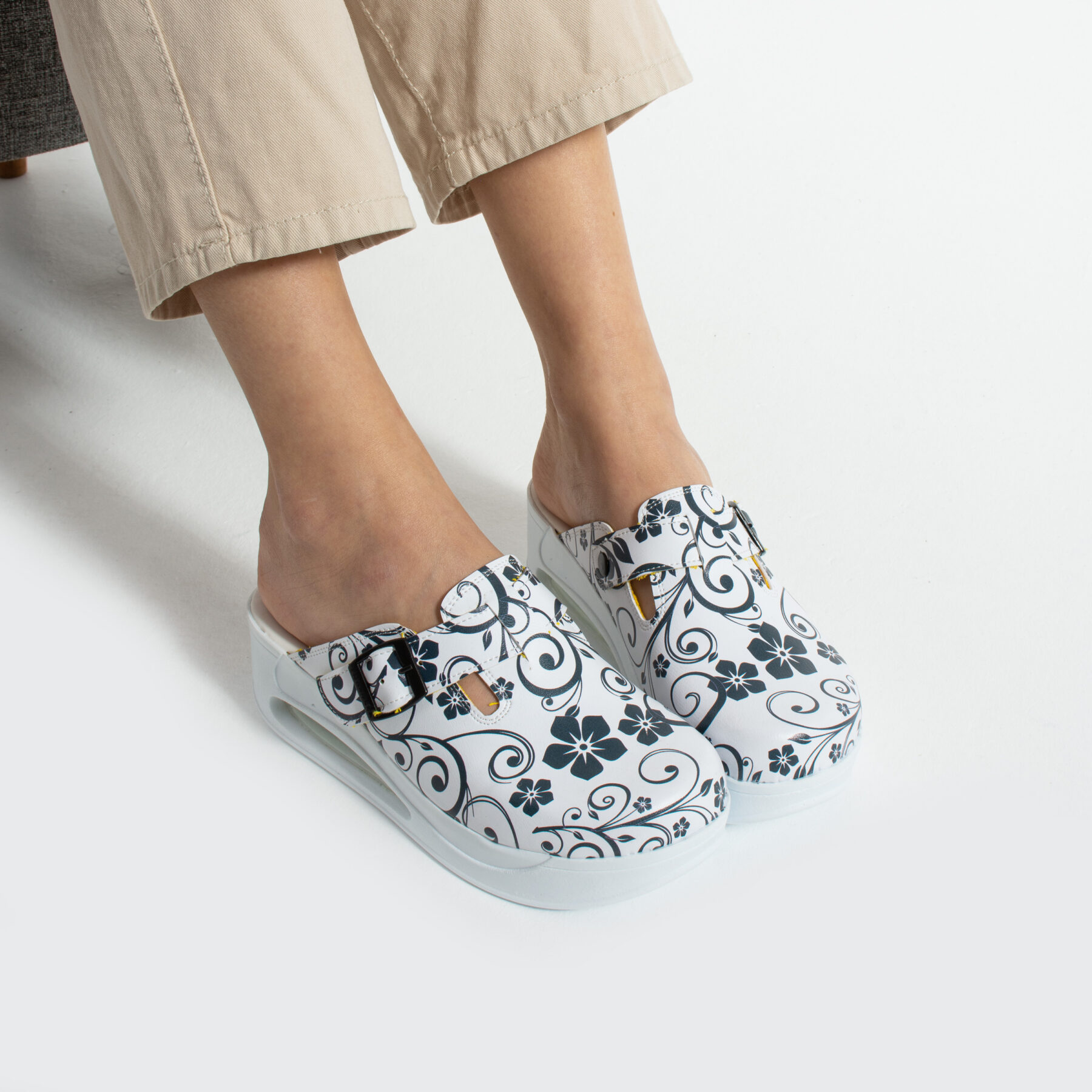 Zuecos anatómicos con plataforma y diseño colorido para mujer