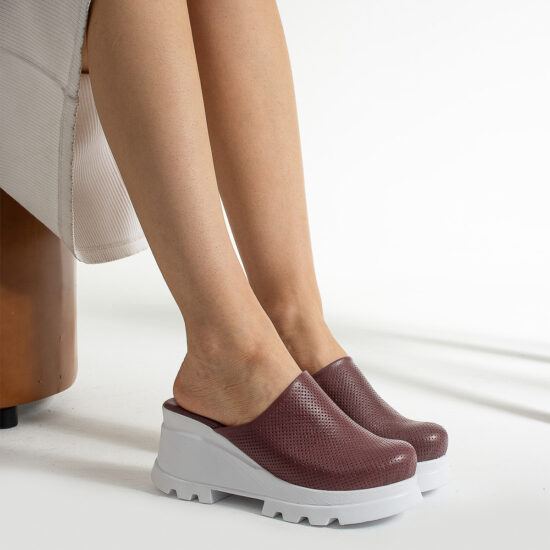 Zuecos sanitarios rojos de piel con cuña | TUASOLEA