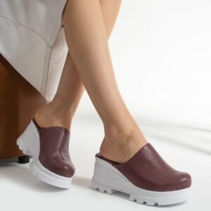 Zuecos sanitarios rojos de piel con cuña Zuecos con plataforma mujer Monocromáticos