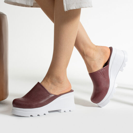 Zuecos sanitarios rojos de piel con cuña | TUASOLEA