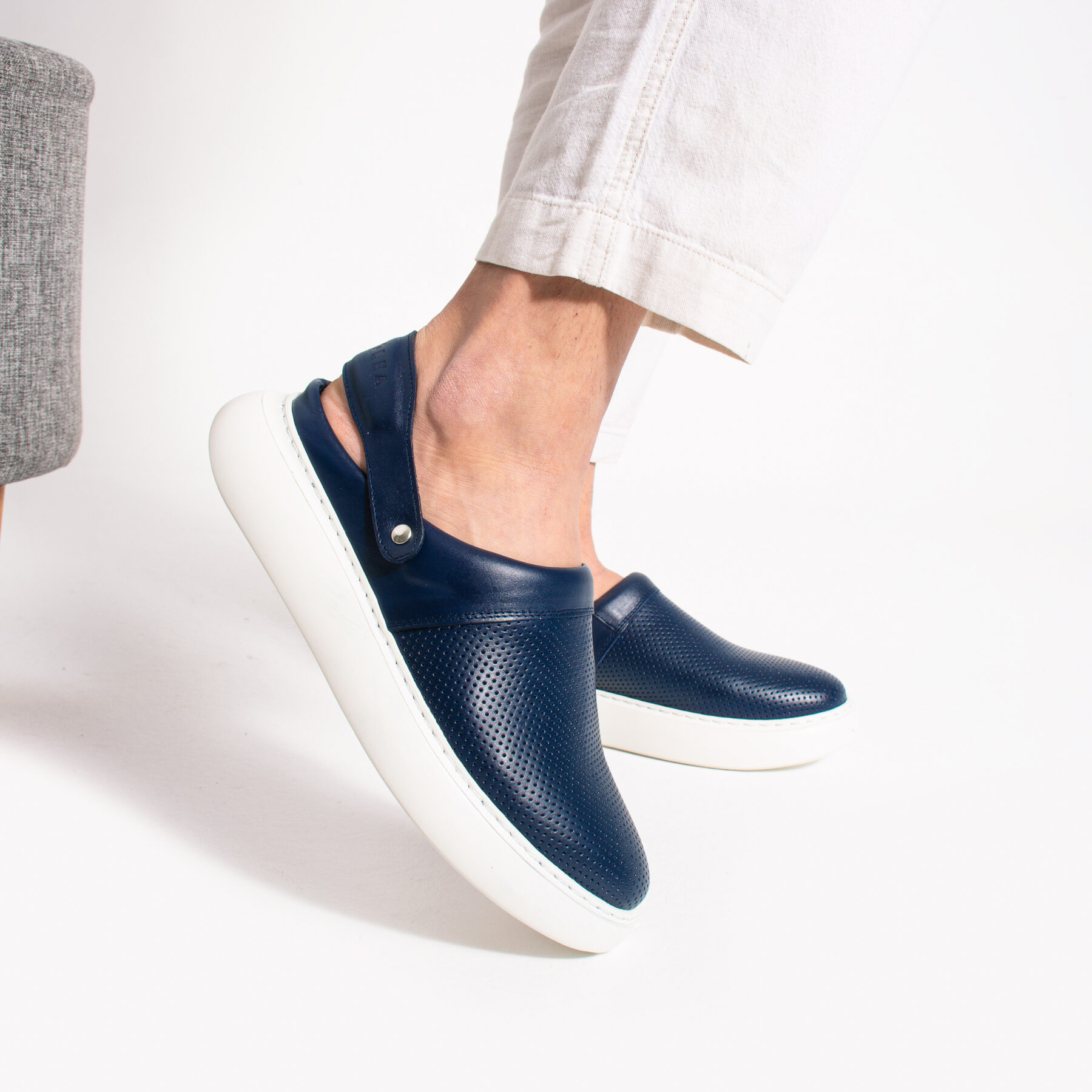 Zuecos azul marino para hombre de piel natural con tira trasera