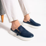 Zuecos azul marino para hombre de piel natural con hebilla