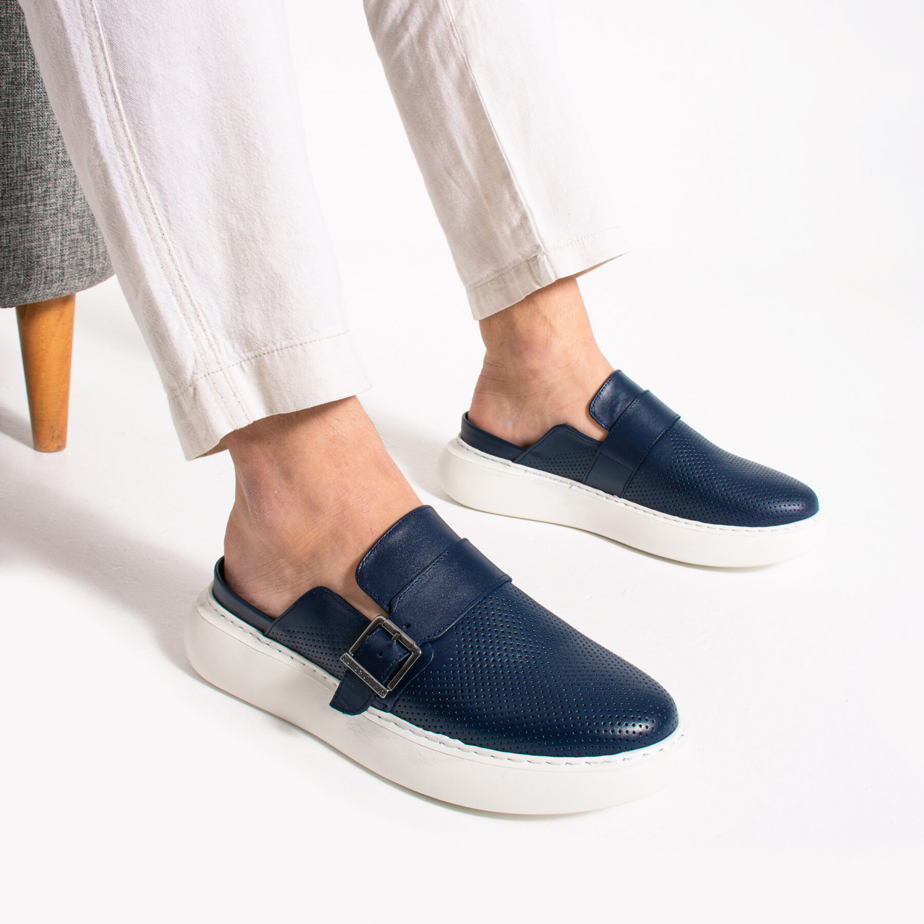 Zuecos azul marino para hombre de piel natural con hebilla