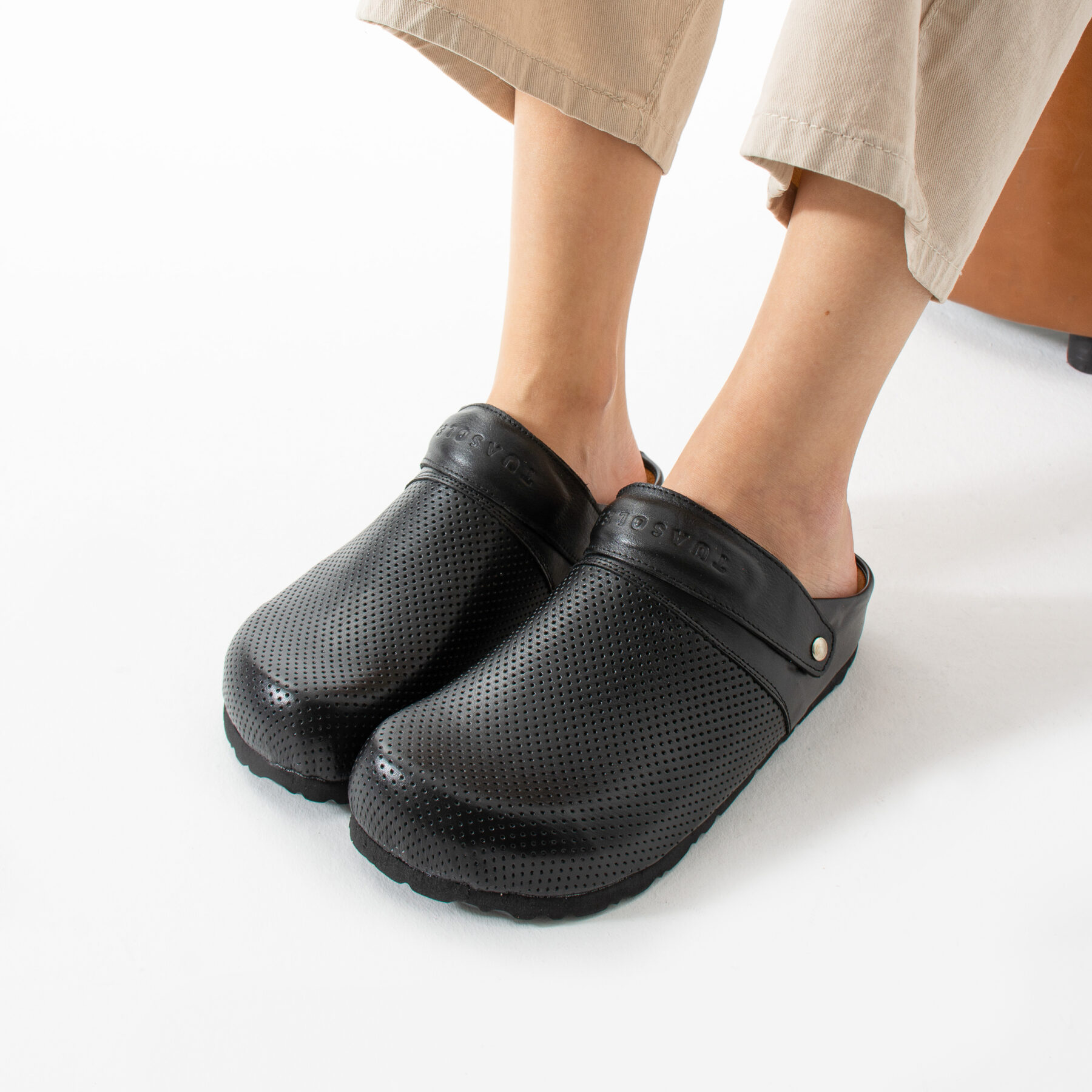 Zuecos sanitarios planos de piel para mujer negros
