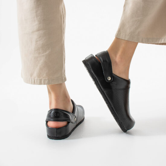 Alternative view of Zuecos sanitarios planos de piel para mujer negros