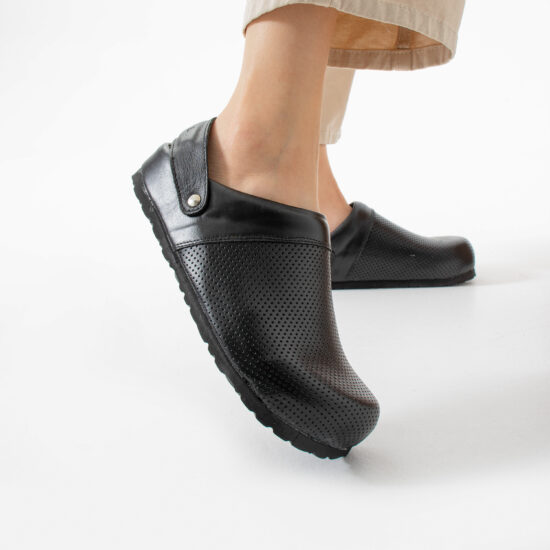 Zuecos sanitarios planos de piel para mujer negros | TUASOLEA