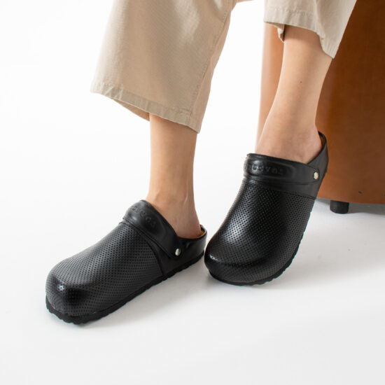 Zuecos sanitarios planos de piel para mujer negros | TUASOLEA