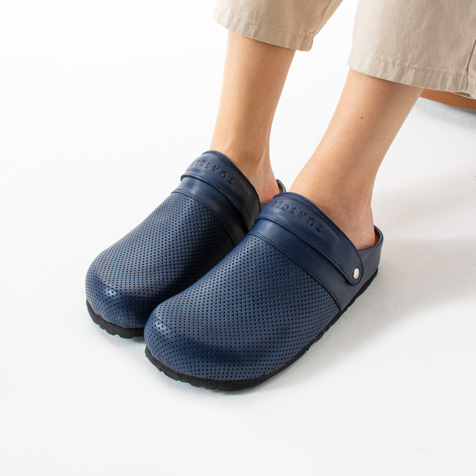 Zuecos sanitarios planos de piel para mujer azul marino
