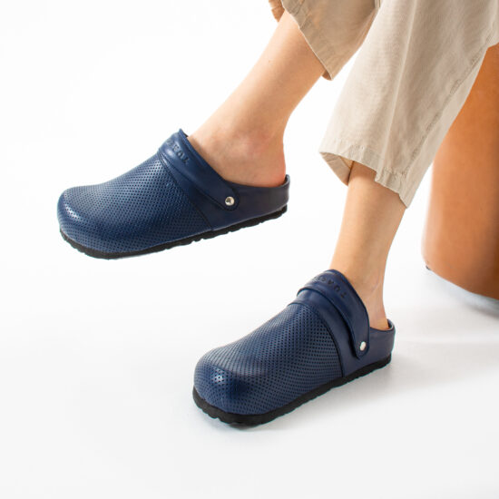 Alternative view of Zuecos sanitarios planos de piel para mujer azul marino