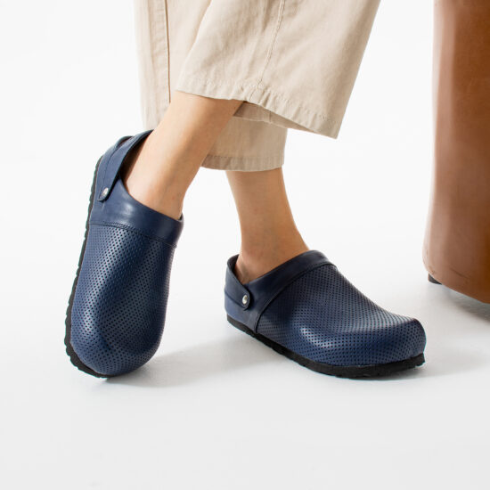 Zuecos sanitarios planos de piel para mujer azul marino | TUASOLEA