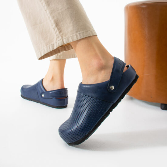 Zuecos sanitarios planos de piel para mujer azul marino | TUASOLEA