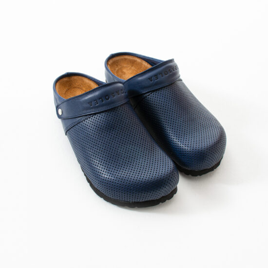 Zuecos sanitarios planos de piel para mujer azul marino | TUASOLEA