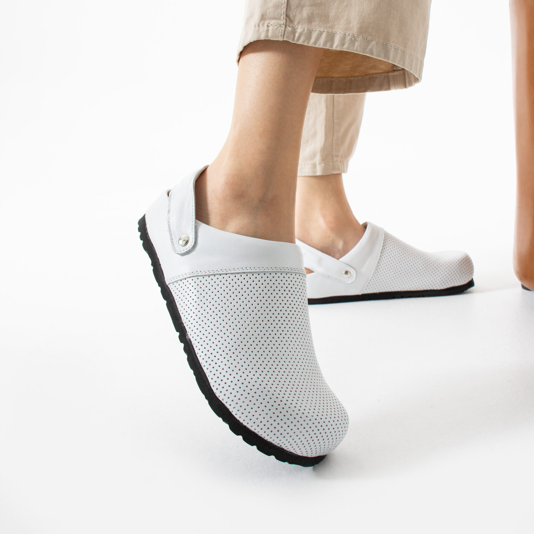 Zuecos sanitarios planos de piel para mujer blancos