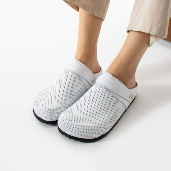 Zuecos sanitarios planos de piel para mujer blancos | TUASOLEA