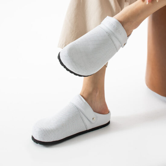 Zuecos sanitarios planos de piel para mujer blancos | TUASOLEA